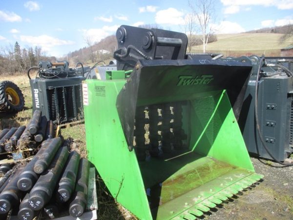 2012 TWISTER 67 INCH MIXING/SCREENING BUCKET - $24,000 - Image 3